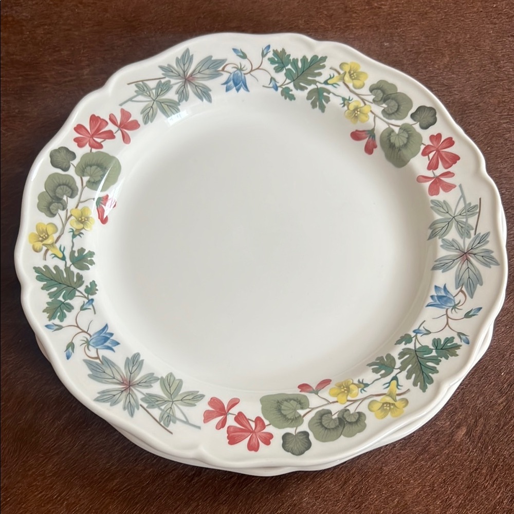 Set of 2 Wedgwood (Etruria & Barlaston) Richmond dinner plates. Set of 2.